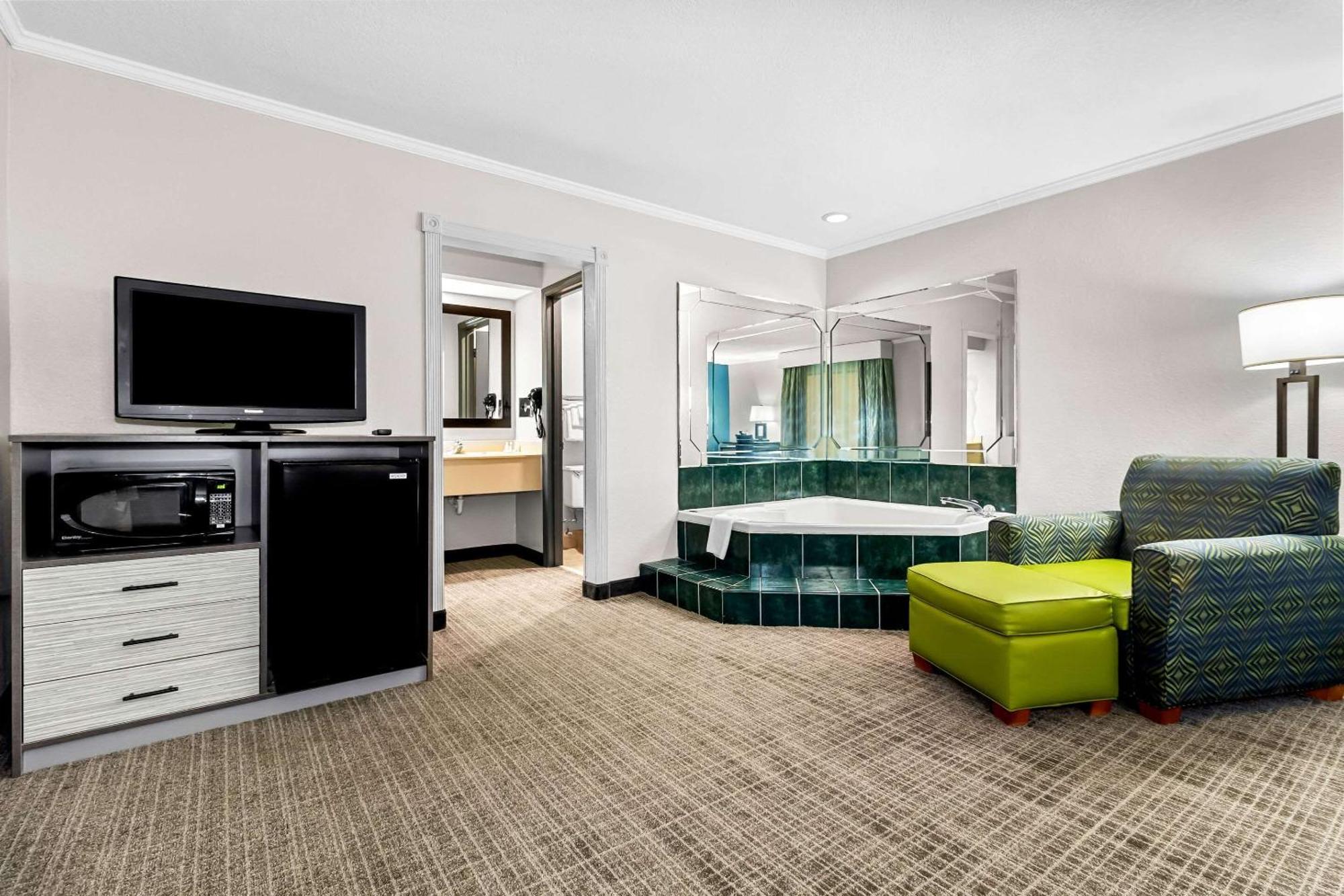 Quality Inn & Suites Florence Civic Center Exteriör bild